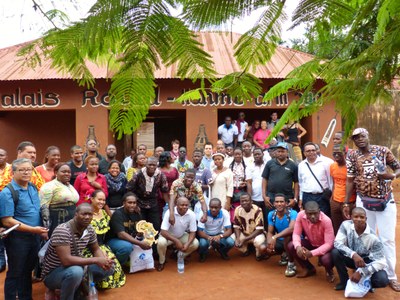 44. Photo de groupe dans la cour du palais.