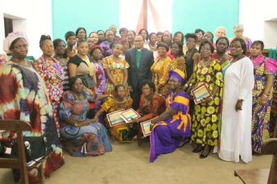 Les participantes du séminaire AEBA posent fièrement avec leur attestation.