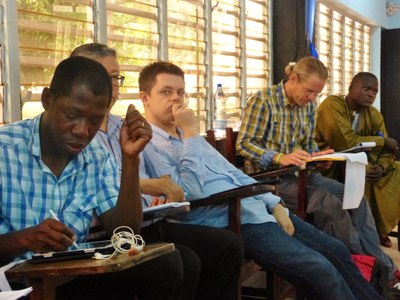 19. Participants pendant la première intervention de la journée sur l'animation théologique, essence de la Cevaa...