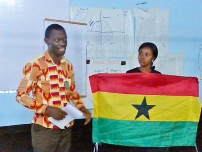 22. Soirée du deuxième jour   à la nuit tombée, les participants présentent tour à tour leur Eglise. Ici, le Ghana...