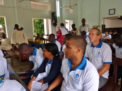 05. Les participants du séminaire des Responsables Jeunesse se rassemblent dans le temple de l'UPAO...