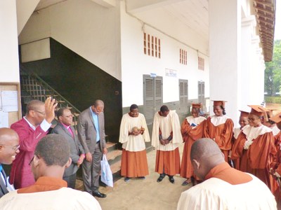 15. Sortie du temple à la fin du culte d'accueil et prière avec la chorale de l'EPMB.