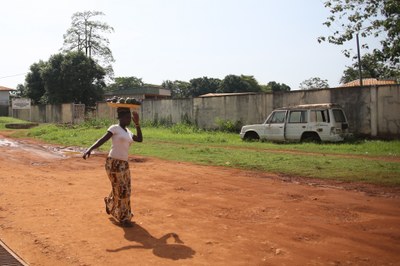 16) Une femme transporte des fruits dans une rue de Bangui, 4 avril