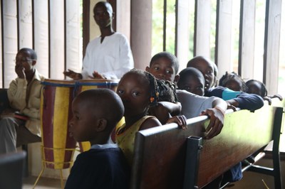 20) Enfants lors du culte à l'Eglise adventiste, 5 avril