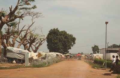 26) Camp de déplacé près du campement de la Force Sangaris, 8 avril