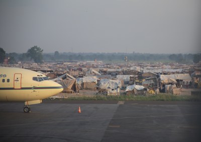 28) Camp de déplacé vu depuis l'aéroport, 8 avril