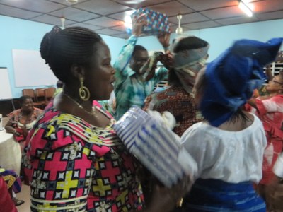 Cérémonie de remise de cadeaux aux formateurs pendant la soirée conviviale  (7)