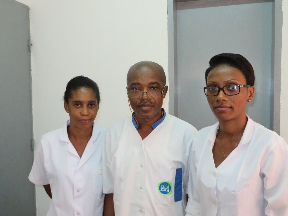 Les trois médecins (au centre le médecin chef), de l’hôpital Emilie Saker, UEBC, Douala ©Cevaa