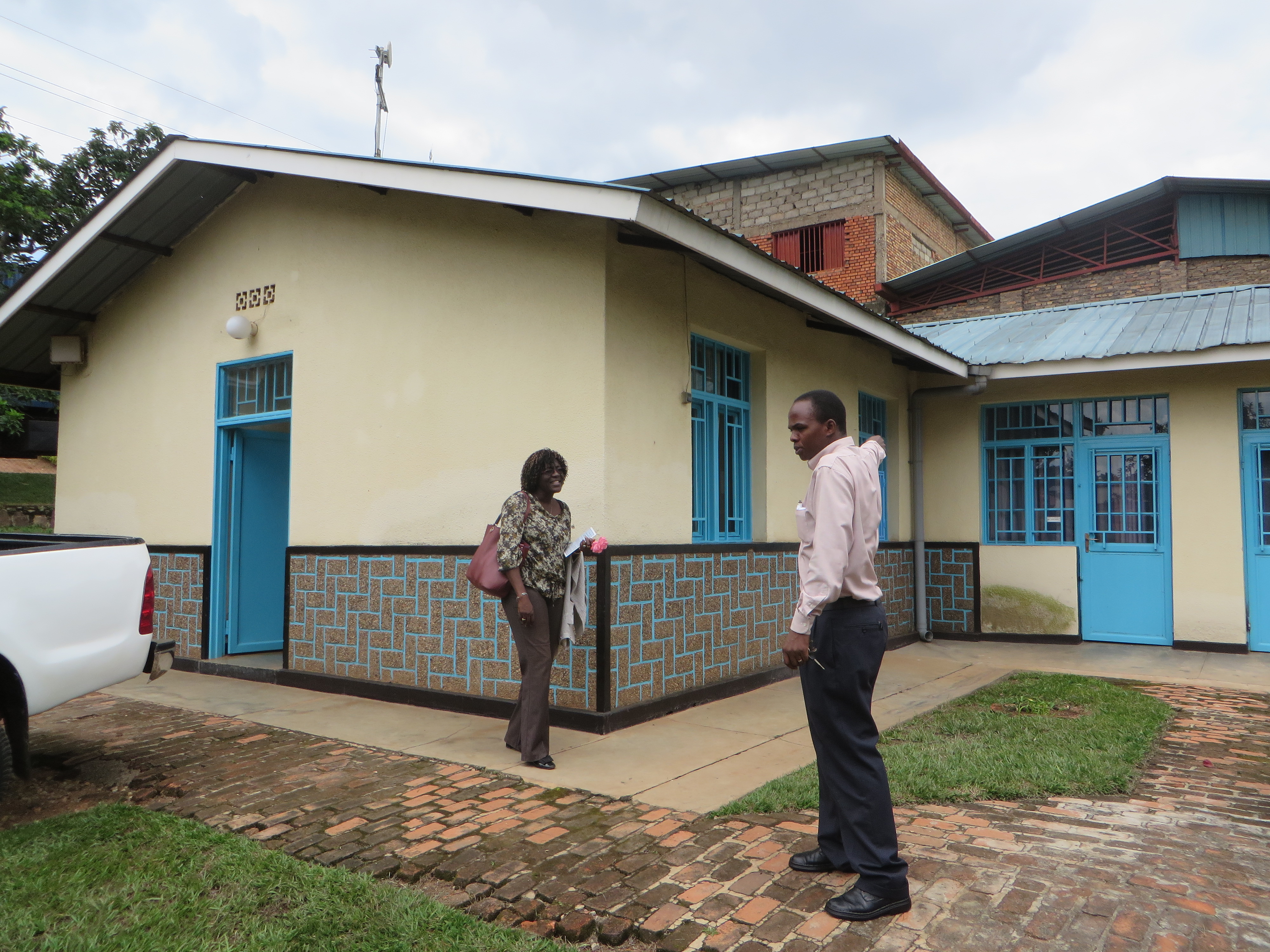 Le pasteur MUSABYIMANA devant le "Center for Training and Documentation" (CFD) Rwanda, DR