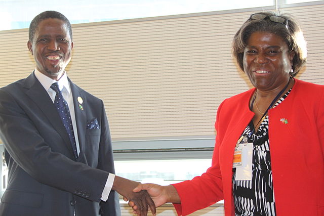 Linda Thomas-Greenfield, sous-secrétaire d'Etat US aux Affaires africaines, et Edgar Chagwa Lungu, président de la Zambie, Janvier 2015, Source : Wikimedia Commons