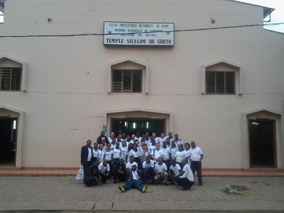 une photo de famille des participants au séminaire Jeunesse de Porto Novo en 2014