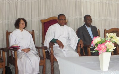 Les officiants, Anne-Laure Danet, Raphaël Houessou, pasteur de la paroisse et Célestin Gb. Kiki, SG de la Cevaa