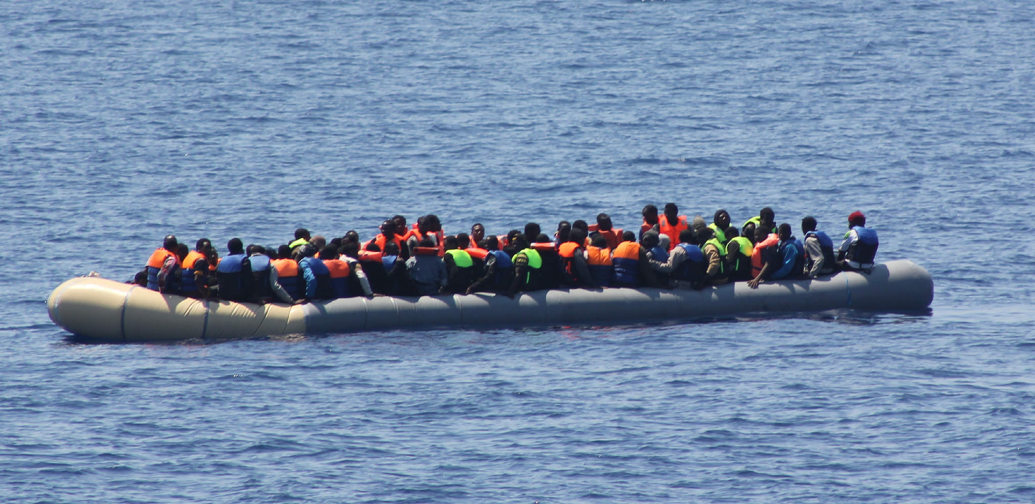 Migrants sur un bateau pneumatique (source : Flickr)