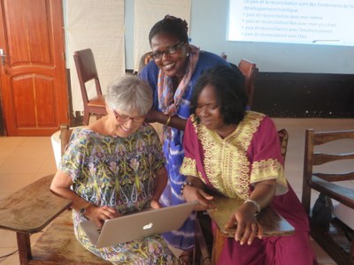 Les formatrices (Pasteures Annelise Maire, Fidèle Gandonou-Houssou et Julie Kandema) ©